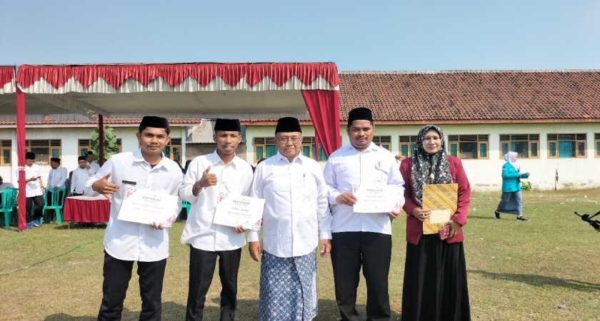 Guru dan Staff Administrasi MTs UW Jombang Meraih Juara 1 dan 3 Lomba Desain Flayer di Yayasan Muhammad Ya'qub
